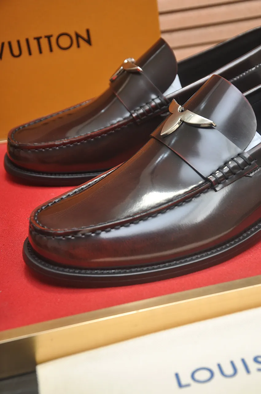 Men's men's shoes 💰560💶 [LV] (original single cowhide lining) 🍀LV's latest genuine leather business suit shoes are launched simultaneously on the official website. The first-layer cowhide imported from Italy is made of heavy gold, 💥1:1 rubber outsole from the official website. Versatile to wear, high-end without losing class, and the color combination is extraordinary. This four-season style is alluring when worn on your feet, showing off your big-name flair. Standard code 38-44 (45 customized)